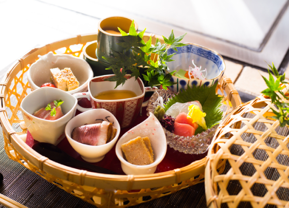 素材にこだわった季節を感じさせる和食と鉄板焼